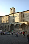 Perugia: Fontana Maggiore and a part of the Cattedrale (74kb)