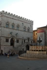 Perugia: Fontane Maggiore and the Palazzo dei Priori (64kb)