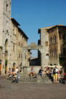 San Gimignano: Piazza della Cisterna (104kb)