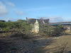 Huisje met boot op het dak (langs zandweg richting Playa Kanoa) (56kb)