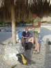 Playa Cas Aboa: Balder is verschillende zeilknopen aan het uitleggen (68kb)