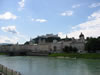 Salzburg: zicht op Rudolfskai en de Festung Hohensalzburg (59kb)