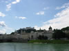 Salzburg: zicht op de rivier de Salzach, Rudolfskai en de Festung Hohensalzburg (54kb)
