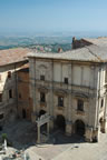 Montepulciano: view from Palazzo Comunale op de Pozzo de' Grifi e de'Leoni (spring) (88kb)